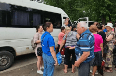 У зоні активних бойових дій на Донеччині наразі перебувають близько 34 тисяч цивільних