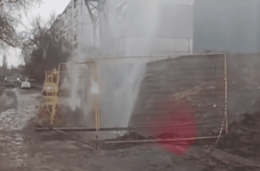 На 9-му кварталі у Луганську посеред дороги знов б&#8217;є фонтан. Нещодавно на цій ділянці замінили труби