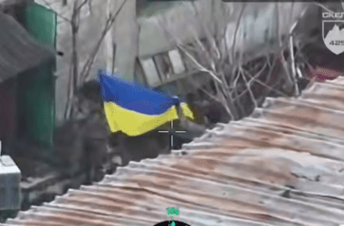 У Покровську військові підняли український прапор. Момент потрапив на відео