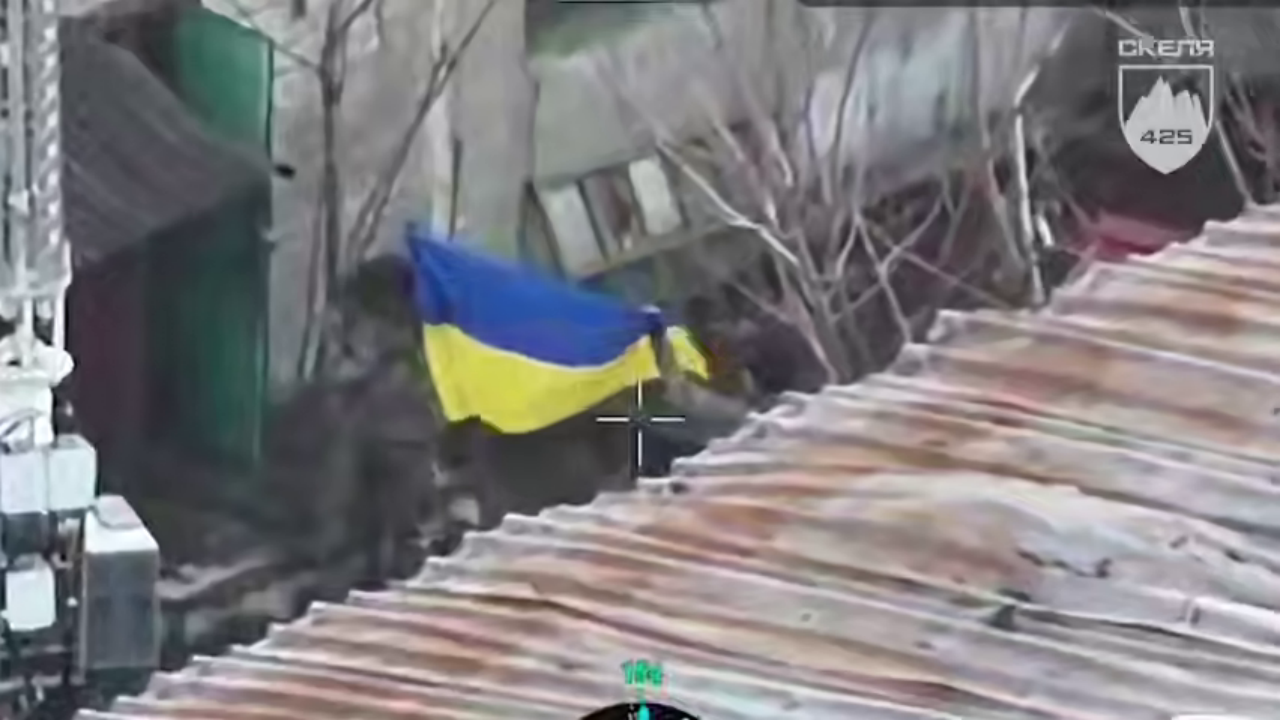 У Покровську військові підняли український прапор. Момент потрапив на відео