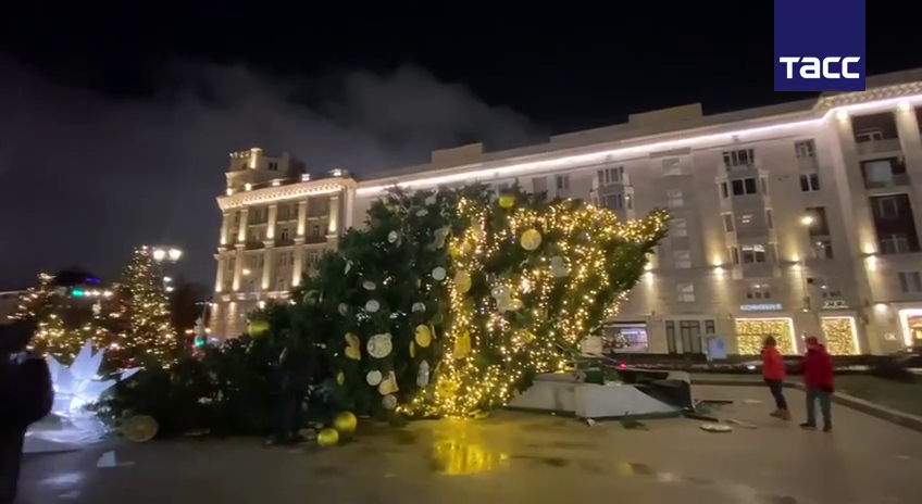 У центрі Мосвки через вітер впала ялинка