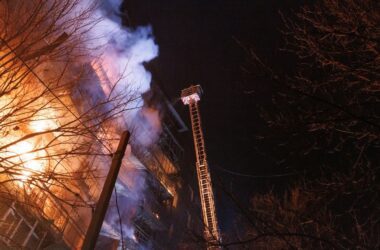 У Краматорську будинок загорівся після удару БПЛА. Загинула одна людина, п’ятьох вдалося врятувати