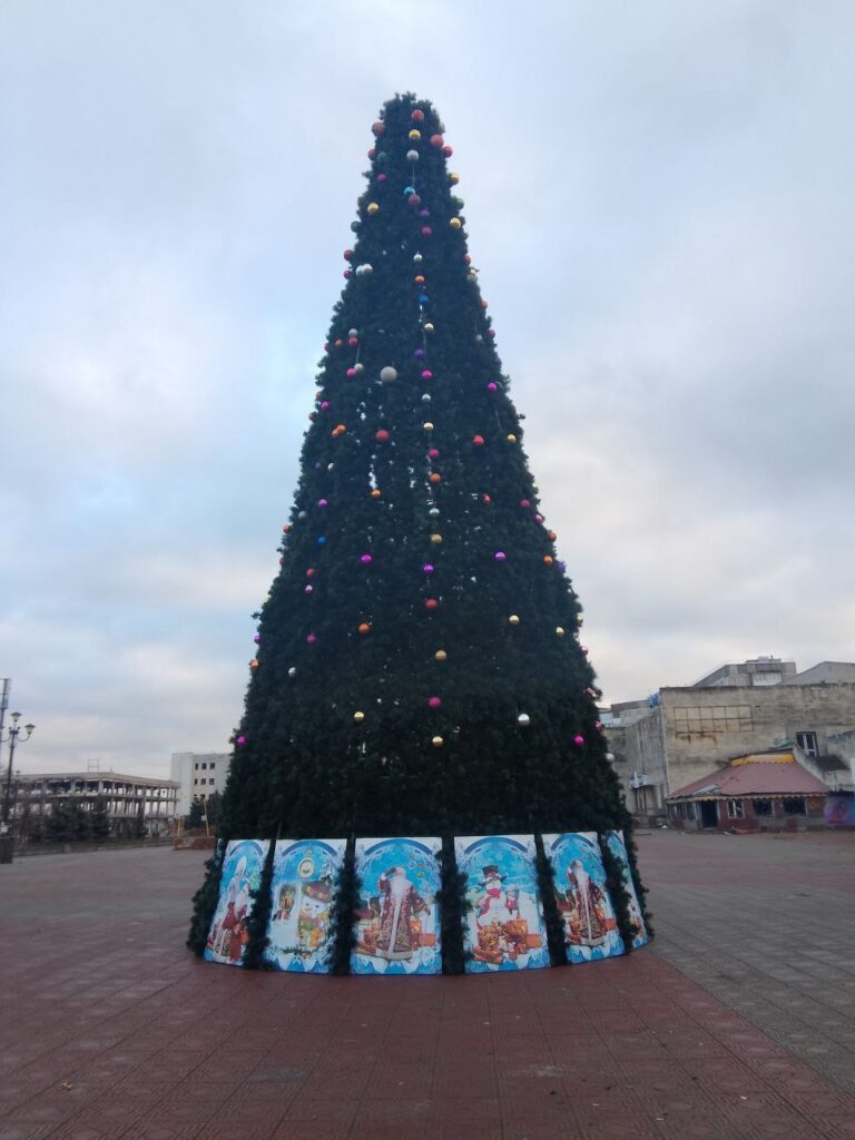 Лисичанськ залишився без новорічної ялинки: окупанти спочатку поставили напівпорожню сосну, але вирішили її зовсім прибрати