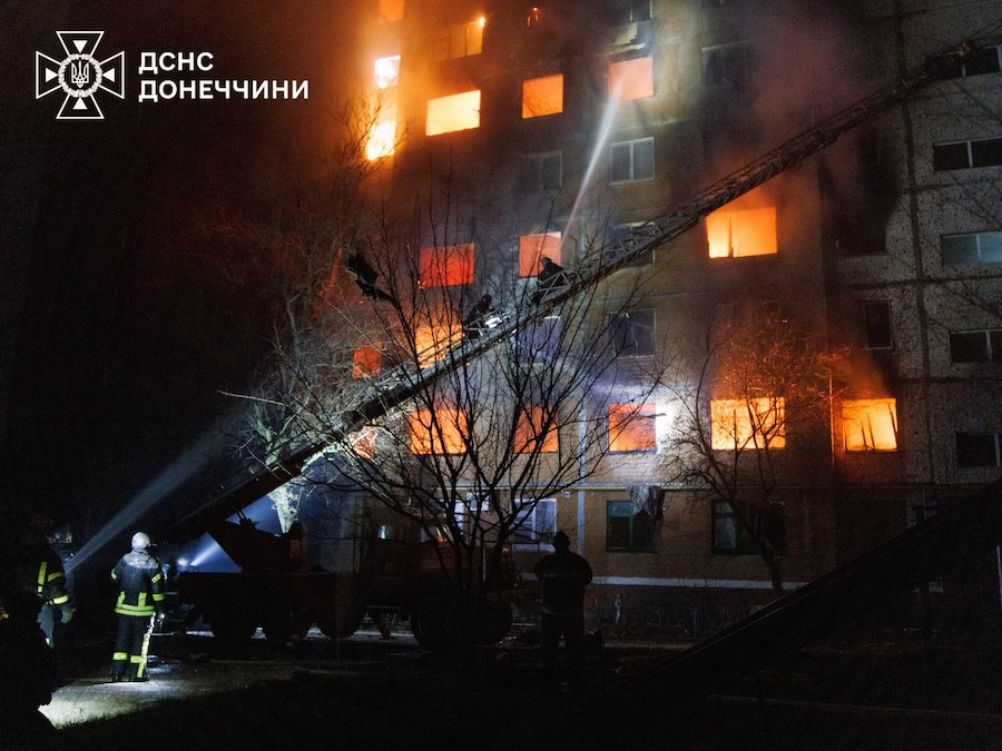 У Краматорську будинок загорівся після удару БПЛА. Загинула одна людина, п&rsquo;ятьох вдалося врятувати