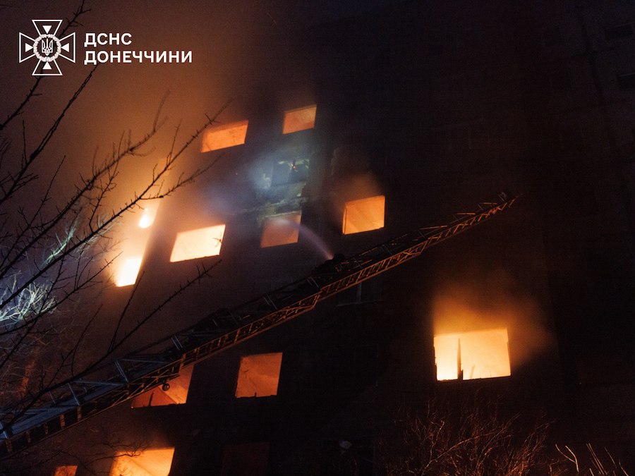 У Краматорську будинок загорівся після удару БПЛА. Загинула одна людина, п&rsquo;ятьох вдалося врятувати