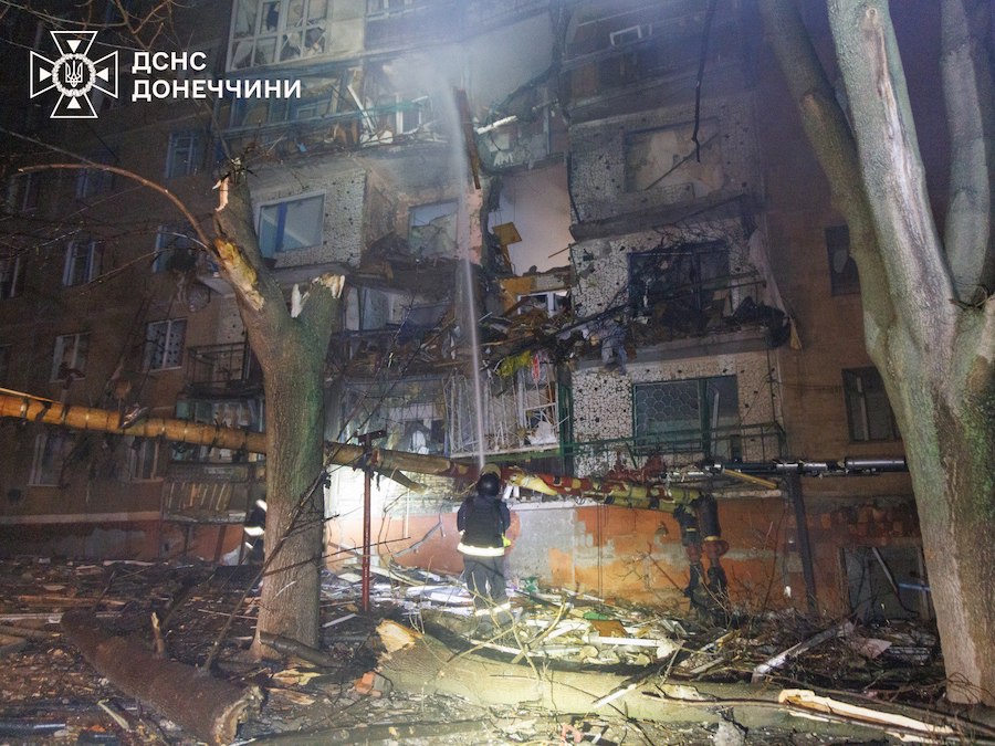 У Краматорську будинок загорівся після удару БПЛА. Загинула одна людина, п&rsquo;ятьох вдалося врятувати