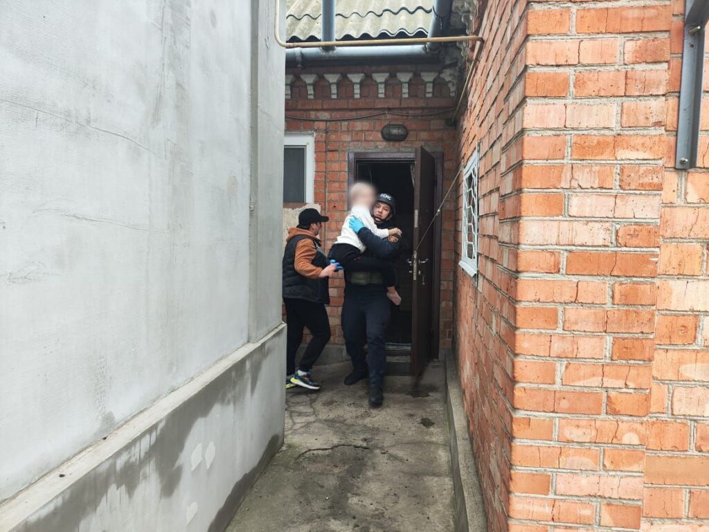 Від ранку російські сили обстрілюють Нікополь: поранені дитина та чоловік