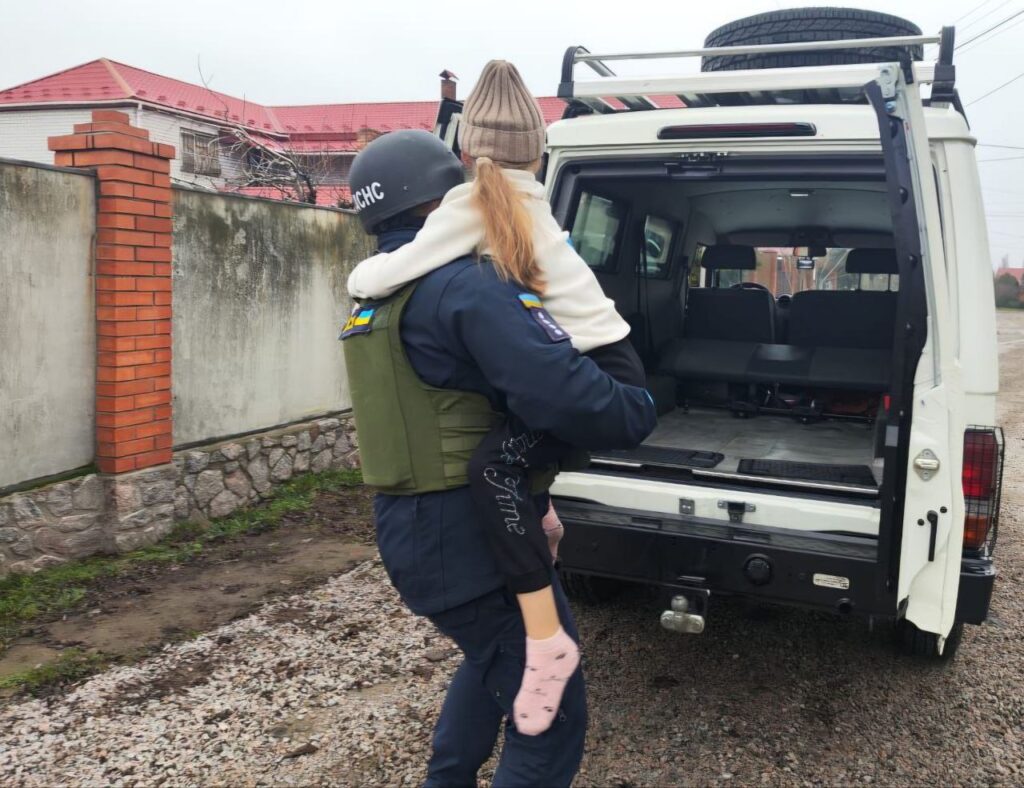 Від ранку російські сили обстрілюють Нікополь: поранені дитина та чоловік