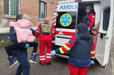 Від ранку російські сили обстрілюють Нікополь: поранені дитина та чоловік