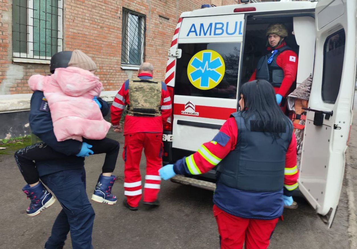 Від ранку російські сили обстрілюють Нікополь: поранені дитина та чоловік