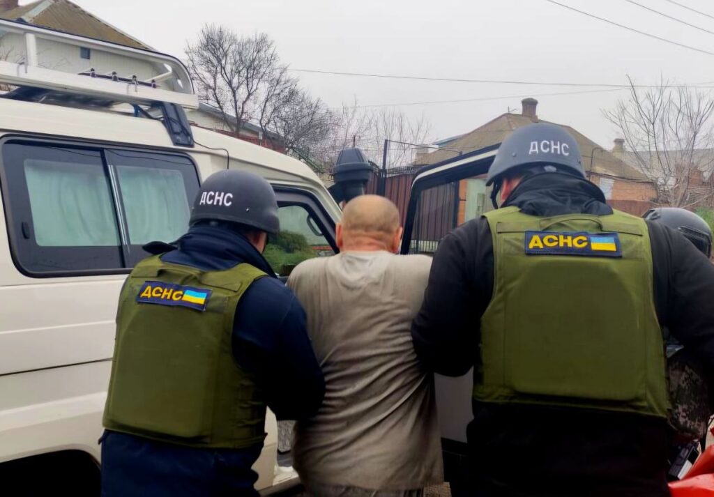 Від ранку російські сили обстрілюють Нікополь: поранені дитина та чоловік