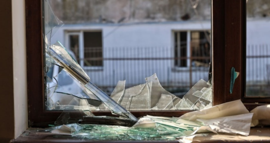 Російські війська завдали удару по перинатальному центру: відео наслідків