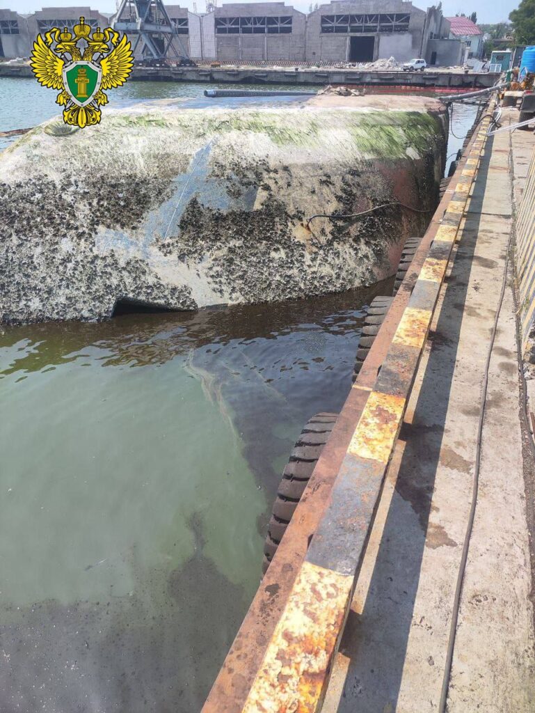 У порту захопленого Маріуполя стався розлив нафти — підрядника оштрафували