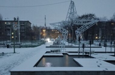 У Луганську випав сніг. Місцеві показали, як зараз виглядають вулиці міста