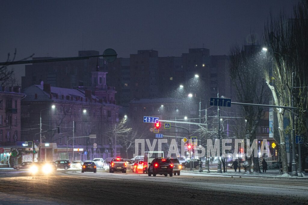 У Луганську випав сніг. Місцеві показали, як зараз виглядають вулиці міста