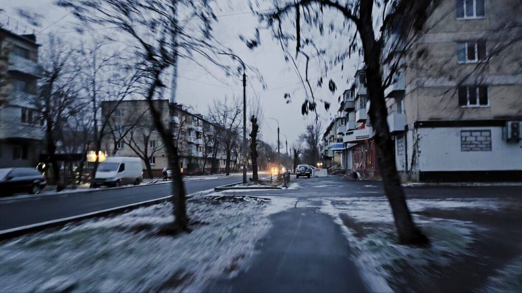 У Луганську випав сніг. Місцеві показали, як зараз виглядають вулиці міста