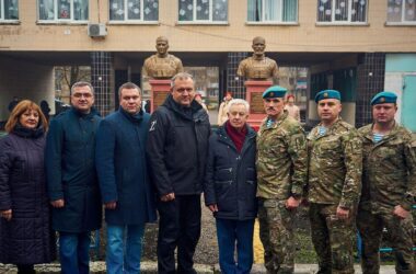 У Донецьку встановили бюсти двох загиблих окупантів. Один з них присвятили сину високопосадовиці ЦРУ, який загинув, вооючи за Росію