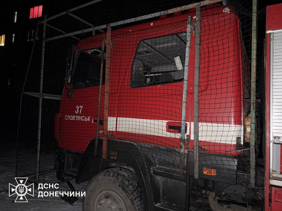 У Дружківці БПЛА окупантів атакував пожежний автомобіль, який їхав на виклик. Постраждали четверо рятувальників