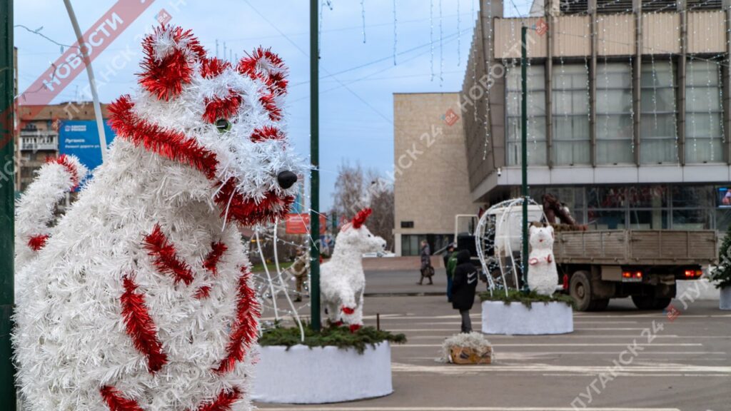 В окупованому Луганську засвітили “головну” ялинку