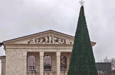 В окупованому Маріуполі почали продавати квитки на вистави у драмтеатрі, який був зруйнований російським ударом у 2022 році