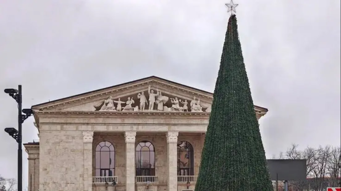 В окупованому Маріуполі почали продавати квитки на вистави у драмтеатрі, який був зруйнований російським ударом у 2022 році