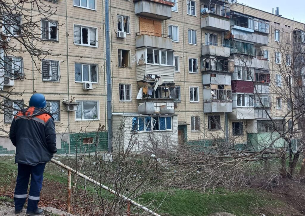 У Нікопольському районі внаслідок російських атак пошкоджено житлові будинки, троє людей отримали поранення: фото