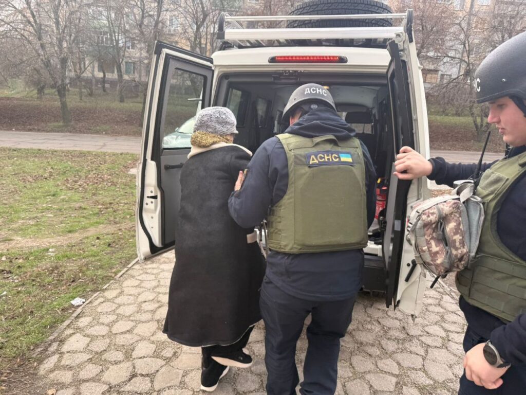 У Нікопольському районі внаслідок російських атак пошкоджено житлові будинки, троє людей отримали поранення: фото