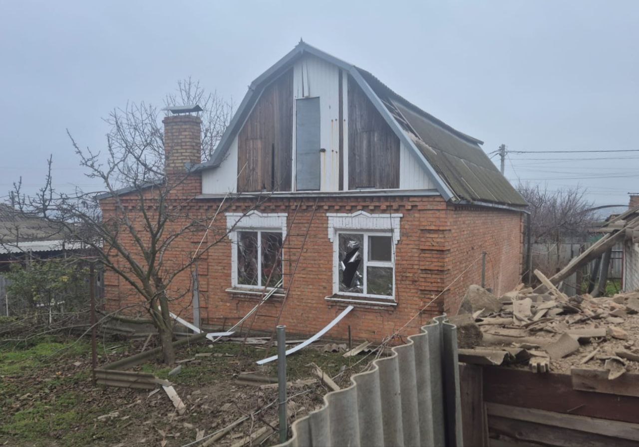 У Нікопольському районі внаслідок російських атак пошкоджено житлові будинки, троє людей отримали поранення: фото