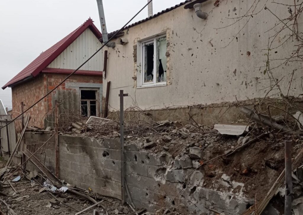 У Нікопольському районі внаслідок російських атак пошкоджено житлові будинки, троє людей отримали поранення: фото