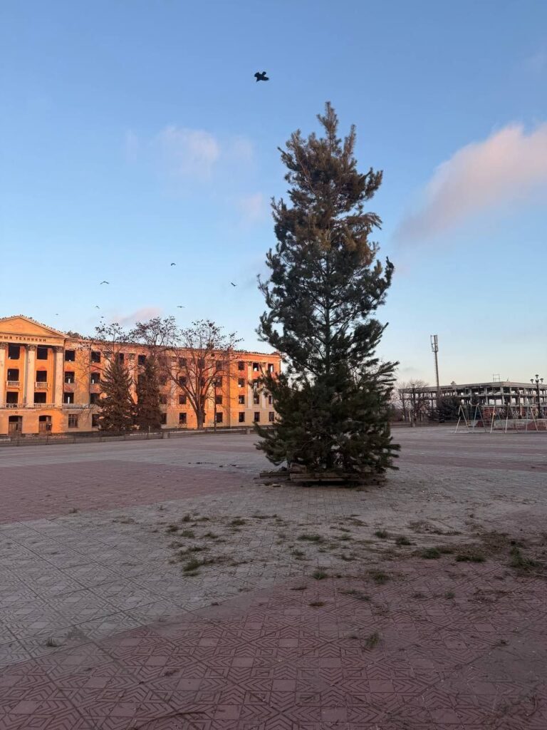 Лисичанськ залишився без новорічної ялинки: окупанти спочатку поставили напівпорожню сосну, але вирішили її зовсім прибрати