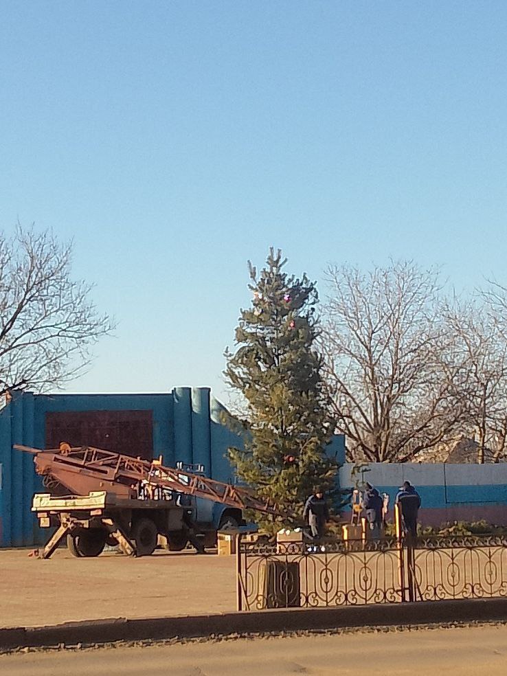 Лисичанськ залишився без новорічної ялинки: окупанти спочатку поставили напівпорожню сосну, але вирішили її зовсім прибрати