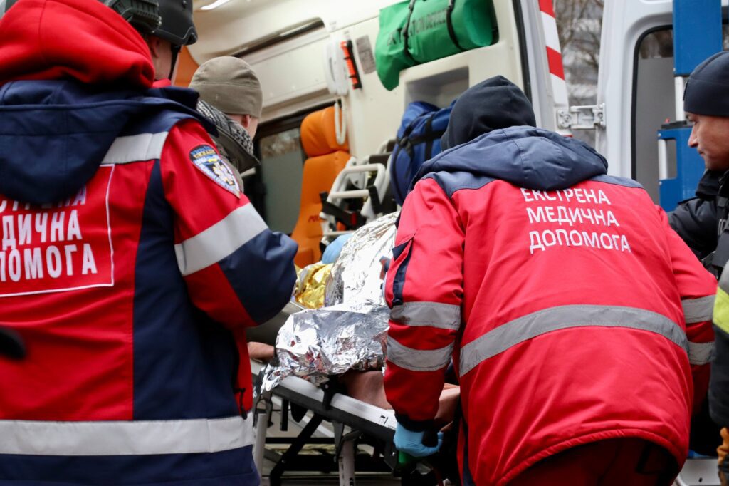 Окупанти вдарили по багатоповерхівці в Чернігові: одна людина загинула, восьмеро поранені