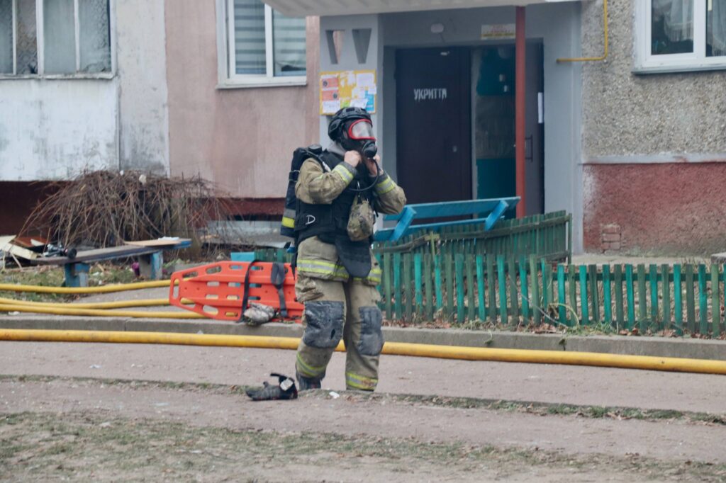 Окупанти вдарили по багатоповерхівці в Чернігові: одна людина загинула, восьмеро поранені