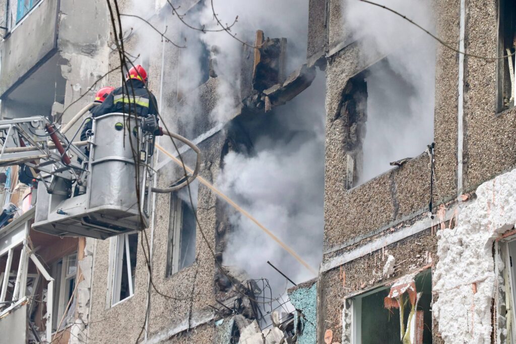 Окупанти вдарили по багатоповерхівці в Чернігові: одна людина загинула, восьмеро поранені