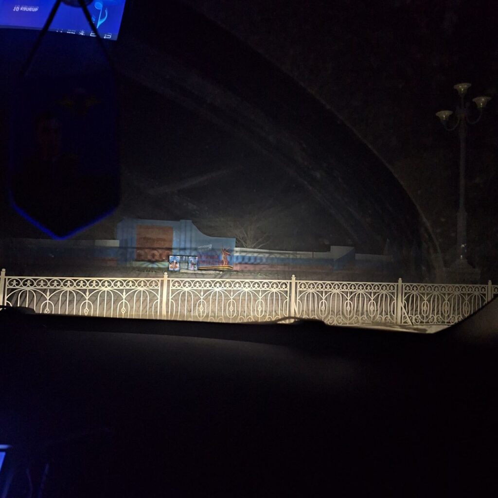 Лисичанськ залишився без новорічної ялинки: окупанти спочатку поставили напівпорожню сосну, але вирішили її зовсім прибрати