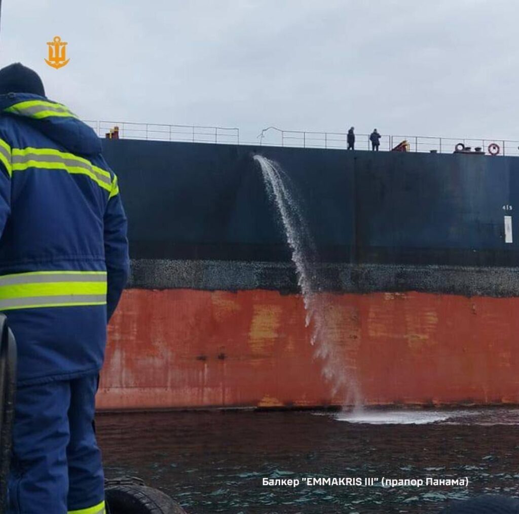 Російські війська обстріляли два цивільні судна, що перебували в портах