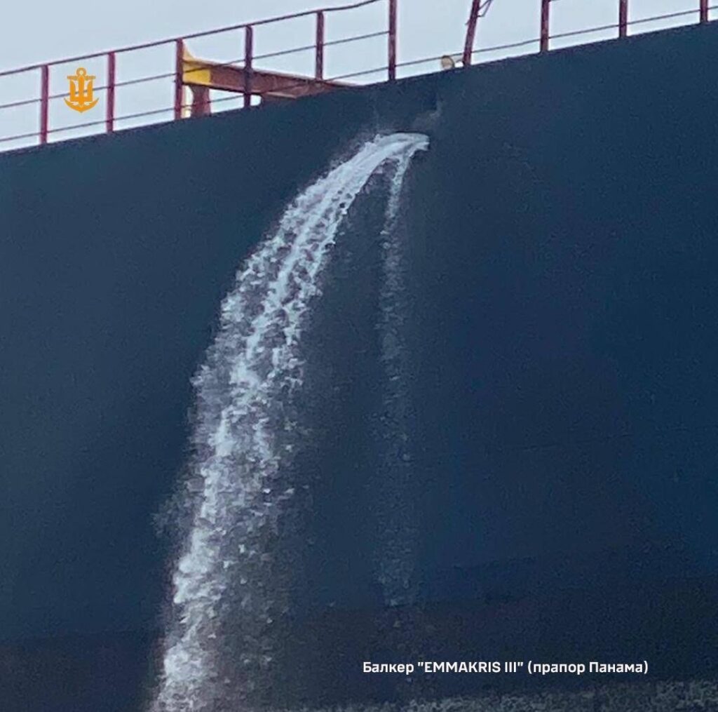 Російські війська обстріляли два цивільні судна, що перебували в портах