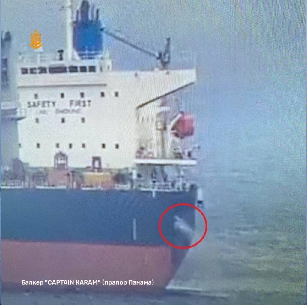 Російські війська обстріляли два цивільні судна, що перебували в портах