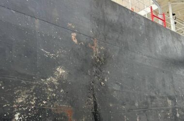 Російські війська обстріляли два цивільні судна, що перебували в портах