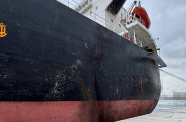 Російські війська обстріляли два цивільні судна, що перебували в портах