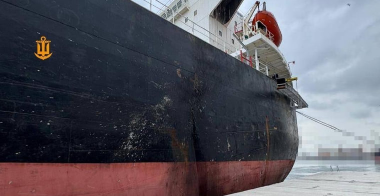 Російські війська обстріляли два цивільні судна, що перебували в портах