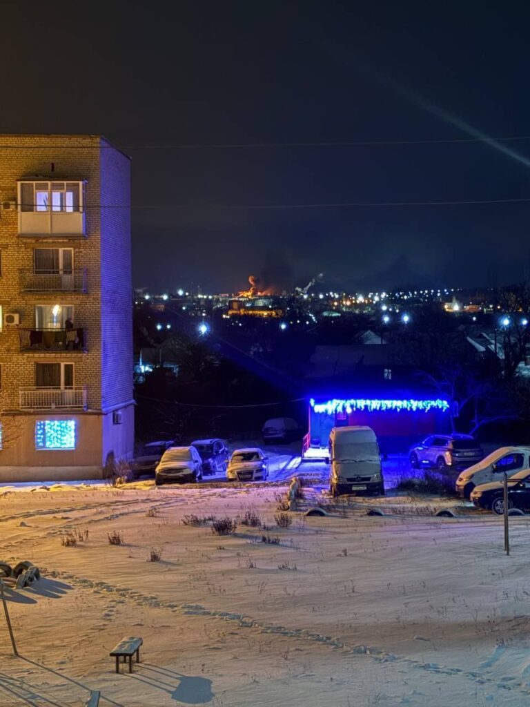 В окупованих Ровеньках дрони атакували нафтобазу