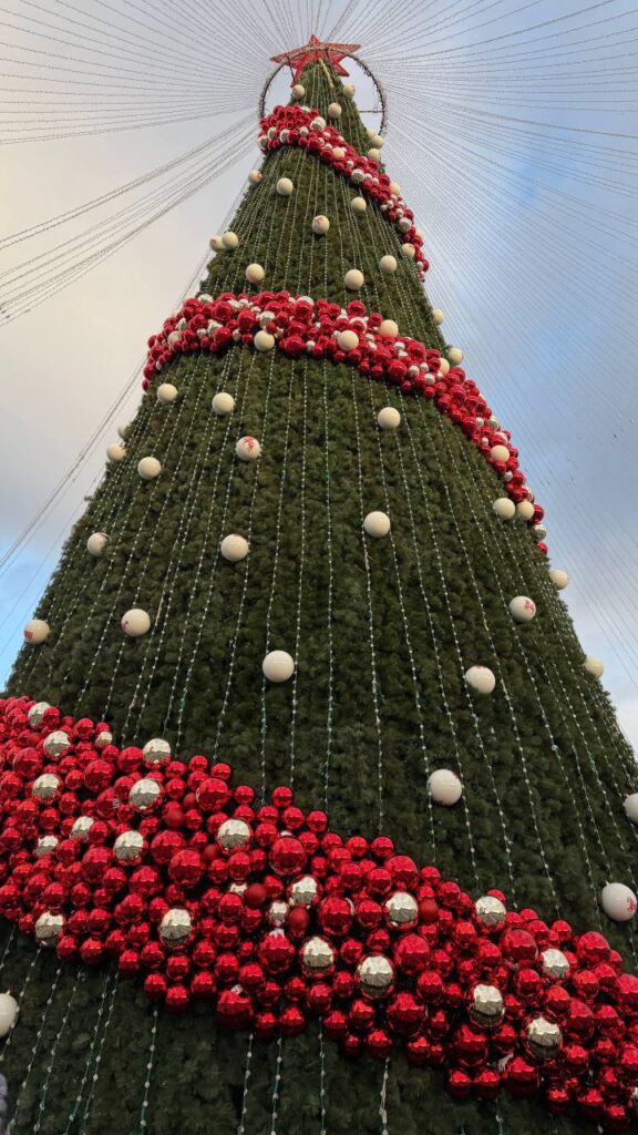 В окупованому Луганську засвітили “головну” ялинку