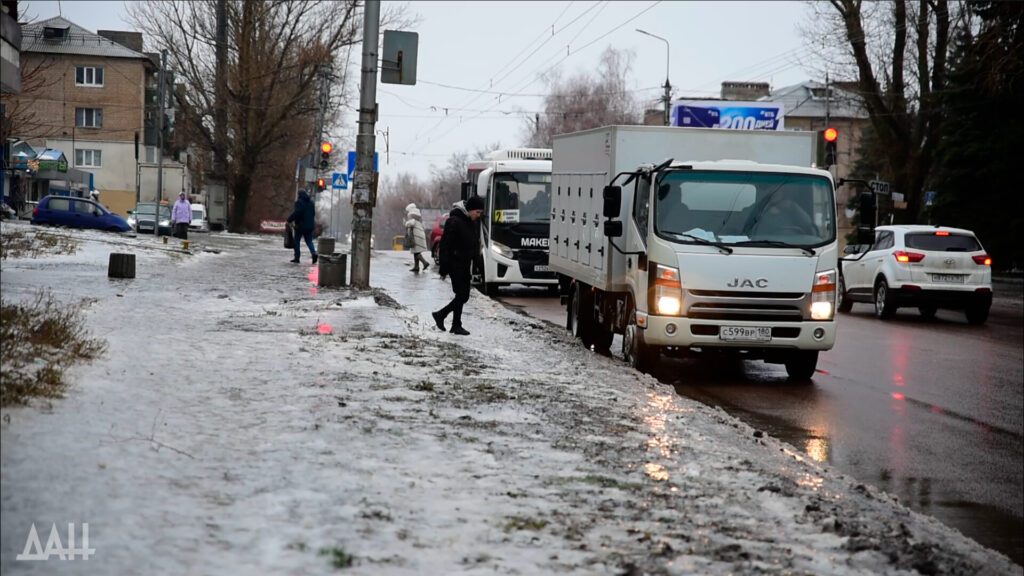 У Донецьку та Макіївці на дорогах та тротуарах ожеледиця: пішохідні доріжки не розчищаються, через що люди падають