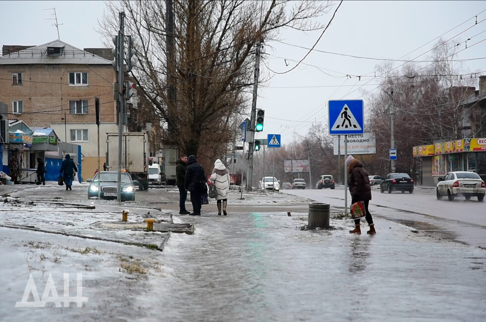 У Донецьку та Макіївці на дорогах та тротуарах ожеледиця: пішохідні доріжки не розчищаються, через що люди падають