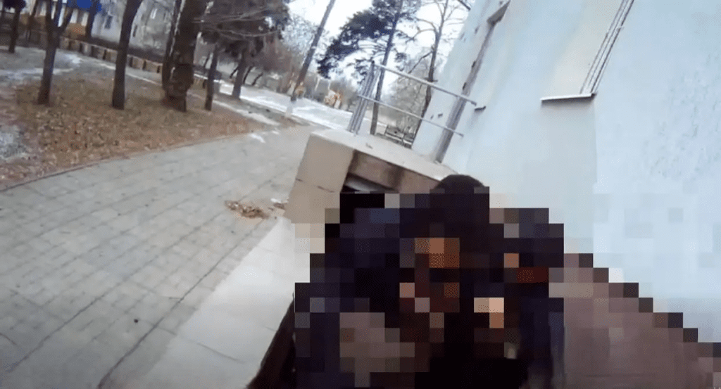 Поліцейські Луганщини врятували чоловіка, який мешкав у підвалі напівзруйнованого будинку і евакуювали його на Дніпропетровщину