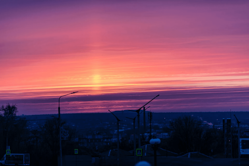 У мережі з’явилися фото, як окупований Луганськ занурюється в ніч