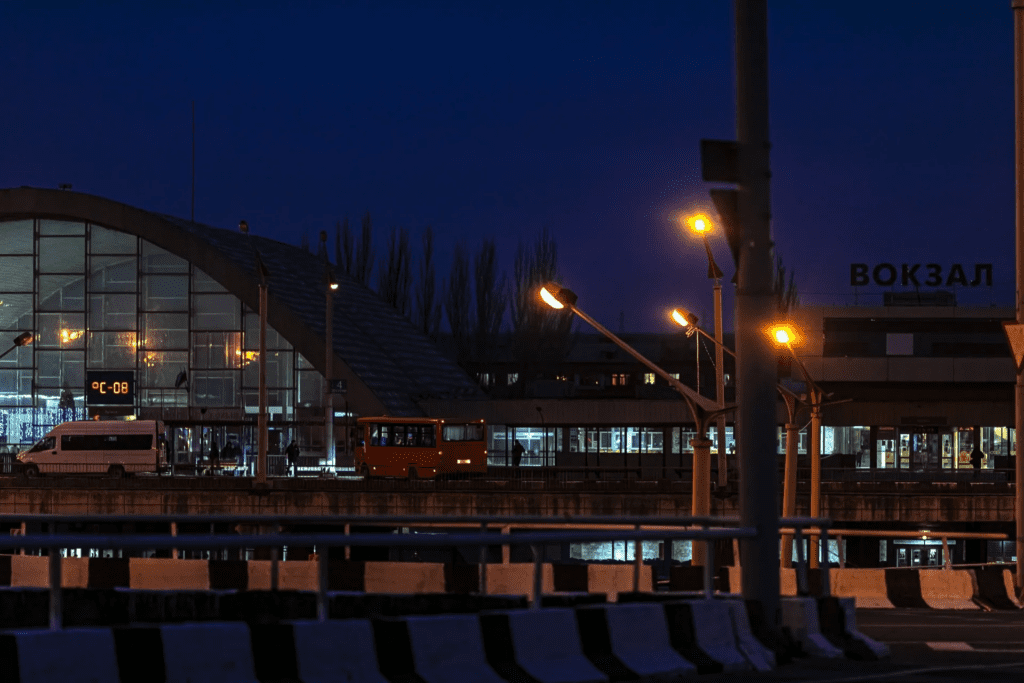 У мережі з’явилися фото, як окупований Луганськ занурюється в ніч