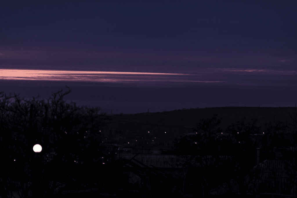 У мережі з’явилися фото, як окупований Луганськ занурюється в ніч