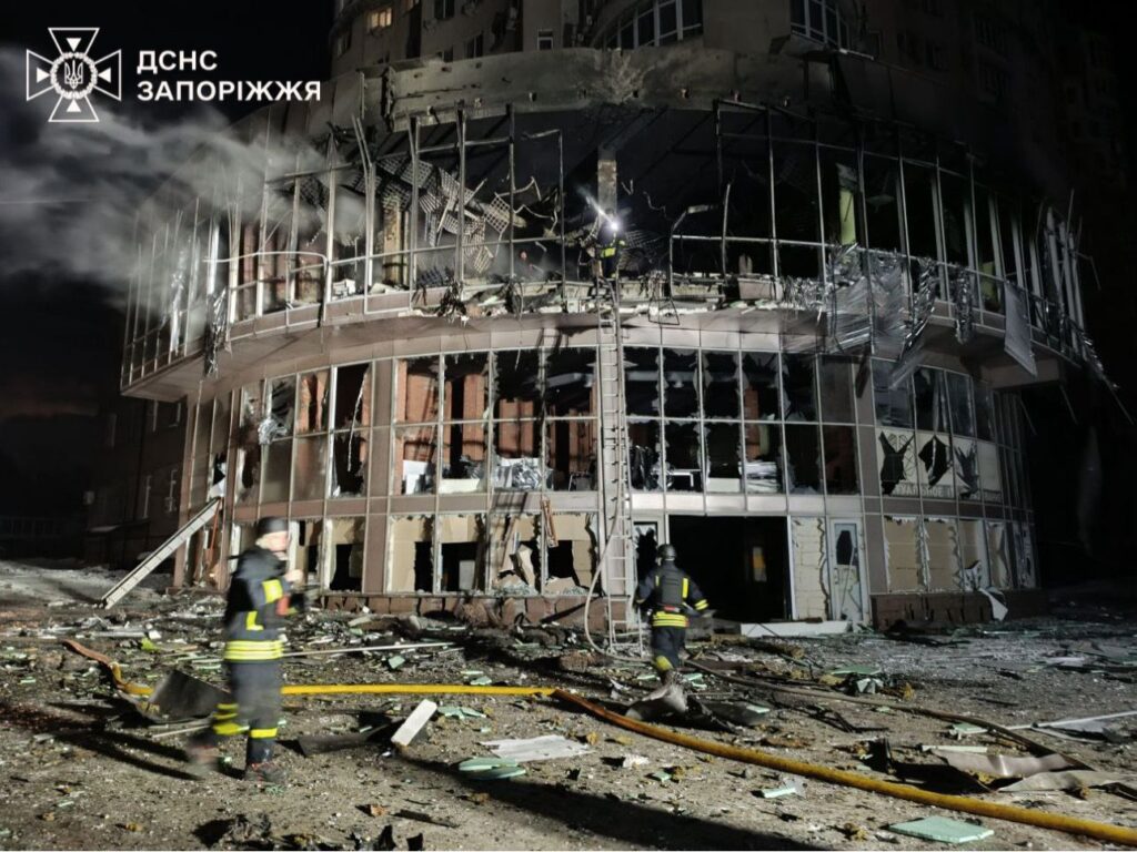 У Запоріжжі внаслідок атаки дронів пошкоджено житлові будинки та торговельний центр: фото